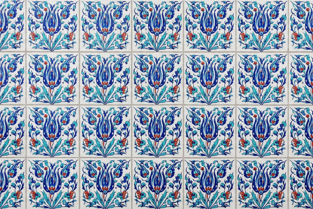El ile boyanmış kobalt, turkuaz ve mercan lale motifli sırlı İznik çini karolarının 20×20 cm ölçekli numune görünümü